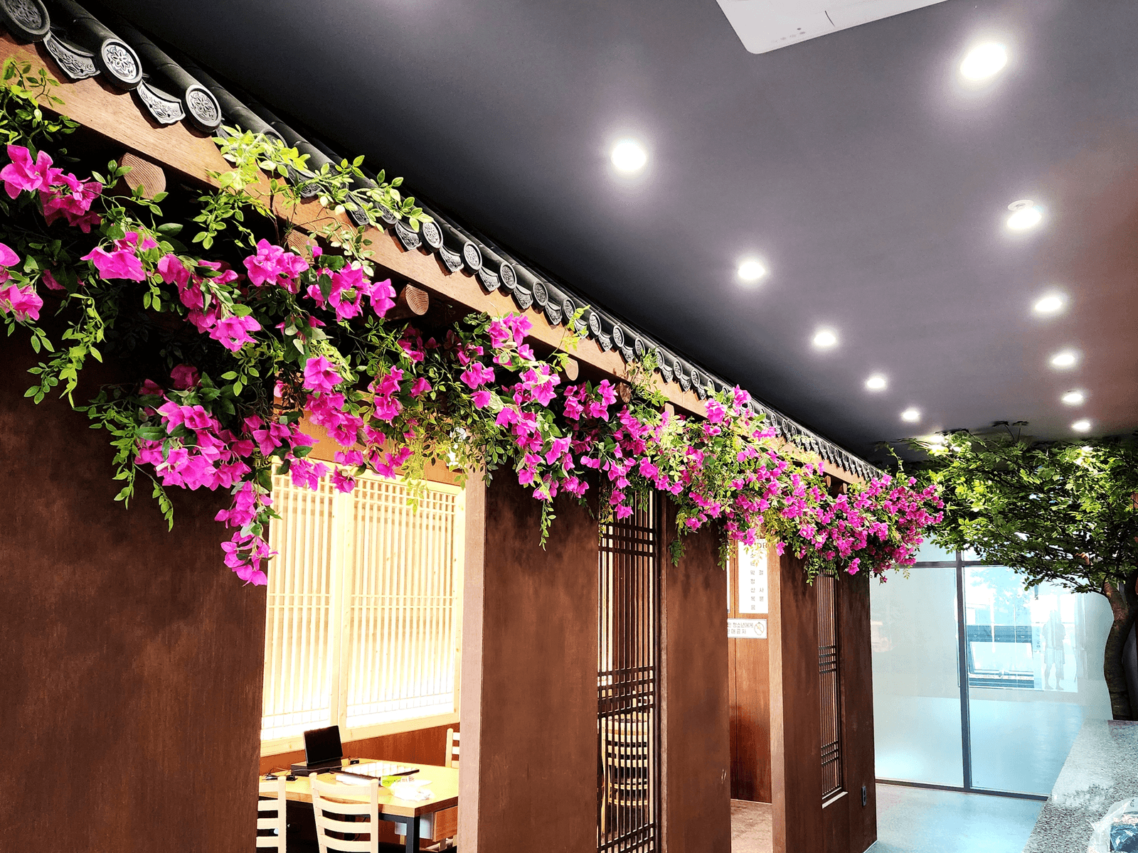 양주 옥정동 낙지맛집 — 처마에 고정된 부겐베리아 꽃