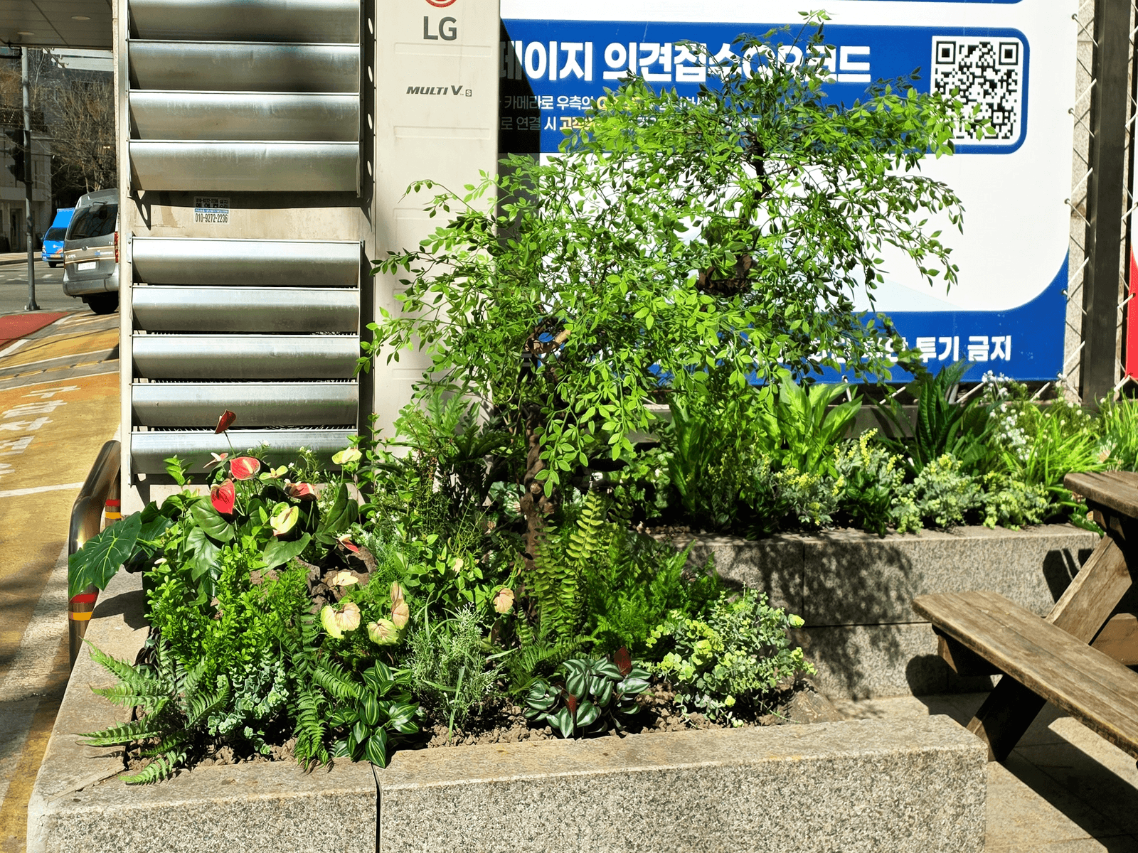 인천 온누리병원 — 벤치 옆까지 이어진 화단