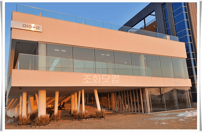 인천 영종도 카페 미음 — 현대적인 카페 건물 외관 전경