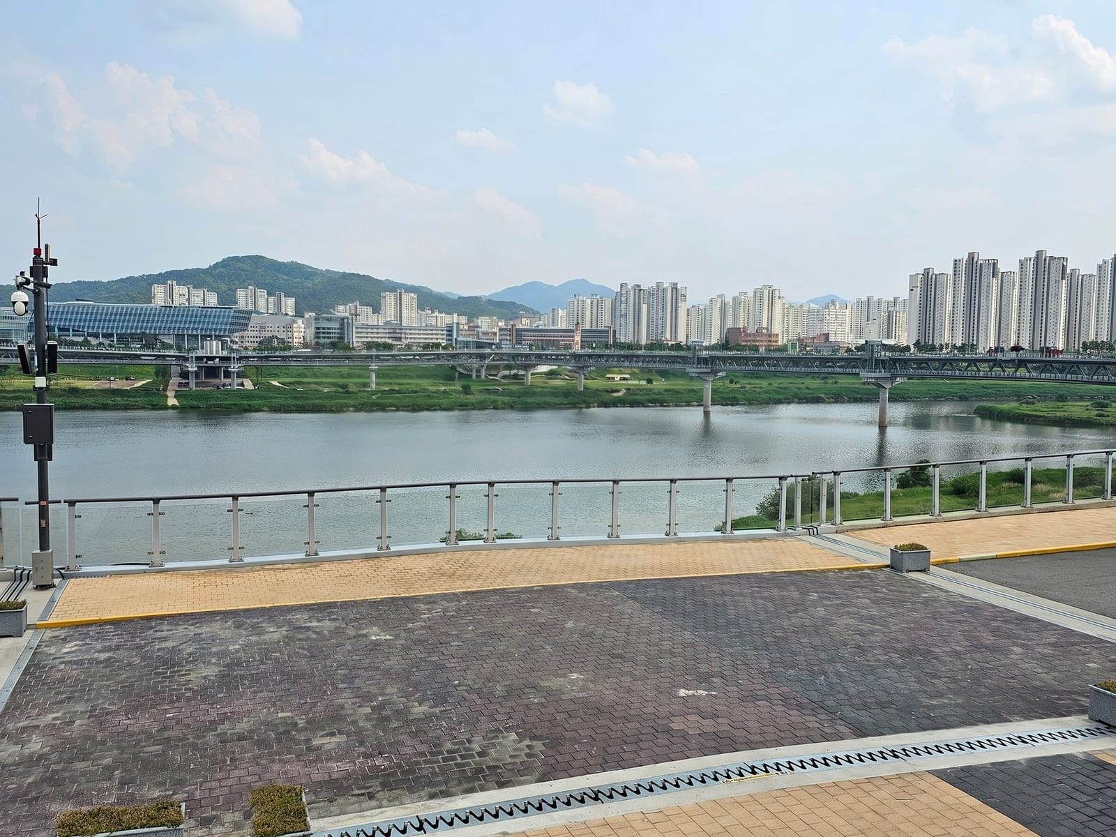 세종 금강보행교 — 시공 전, 나무를 세우기 전의 강변 다리 광장