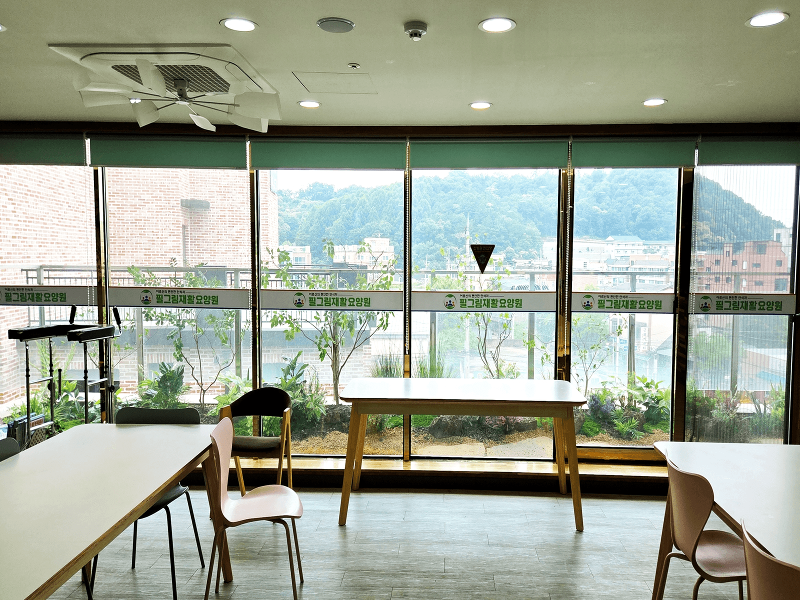유리창 너머로 계절이 보이는 파주 필그림재활요양원