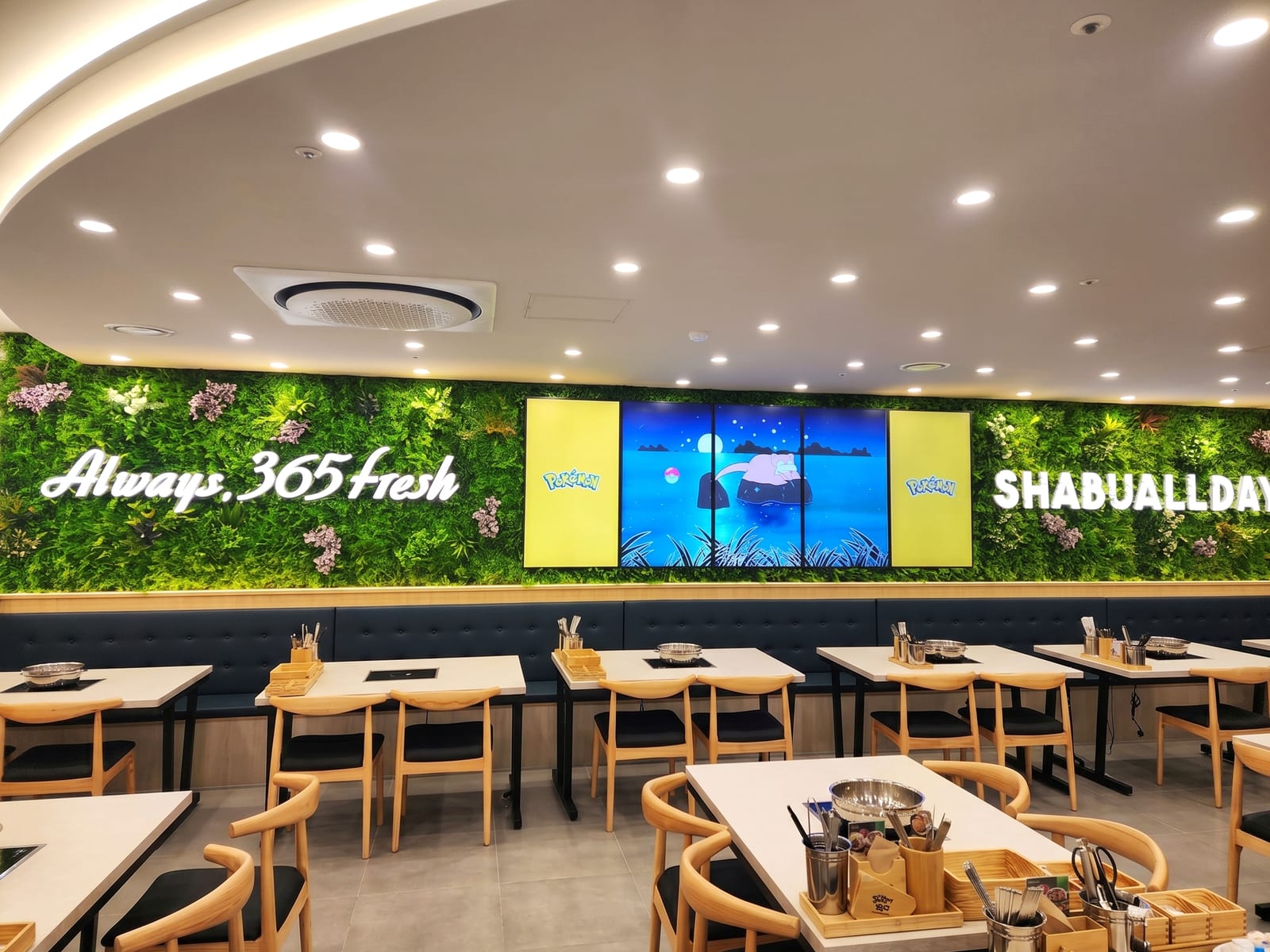 인천 샤브올데이 계산점 — Always 365 fresh 슬로건과 SHABUALLDAY 텍스트가 있는 벽면 녹화 그린월, 중앙 영상 모니터