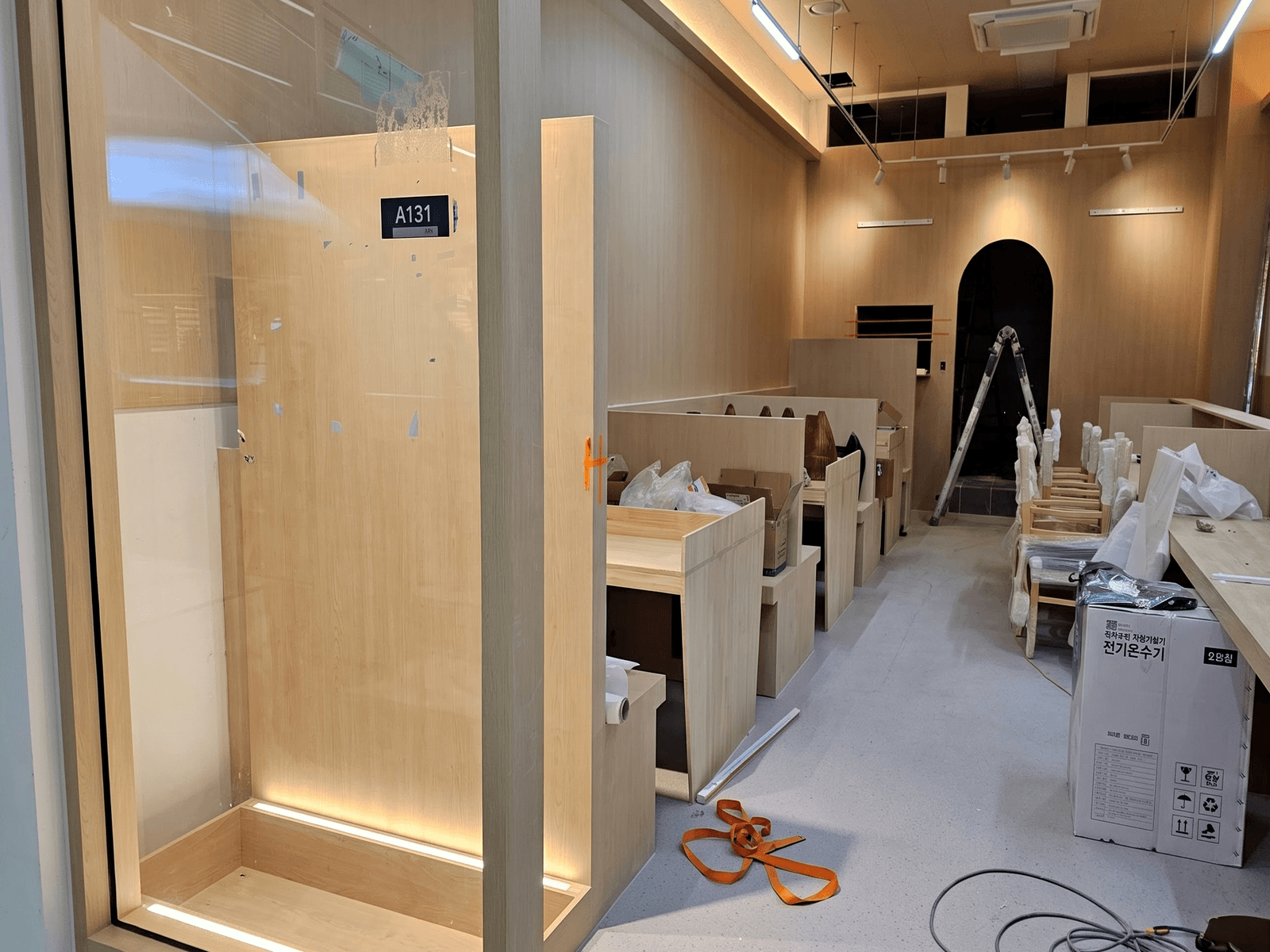 서울 이문동 샤브카츠 — 시공 전 쇼윈도와 아치 벽이 비었던 매장