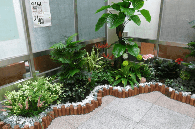 서울 무학중학교 — 붉은 꽃과 관엽이 어우러진 인조식물 화단 디테일