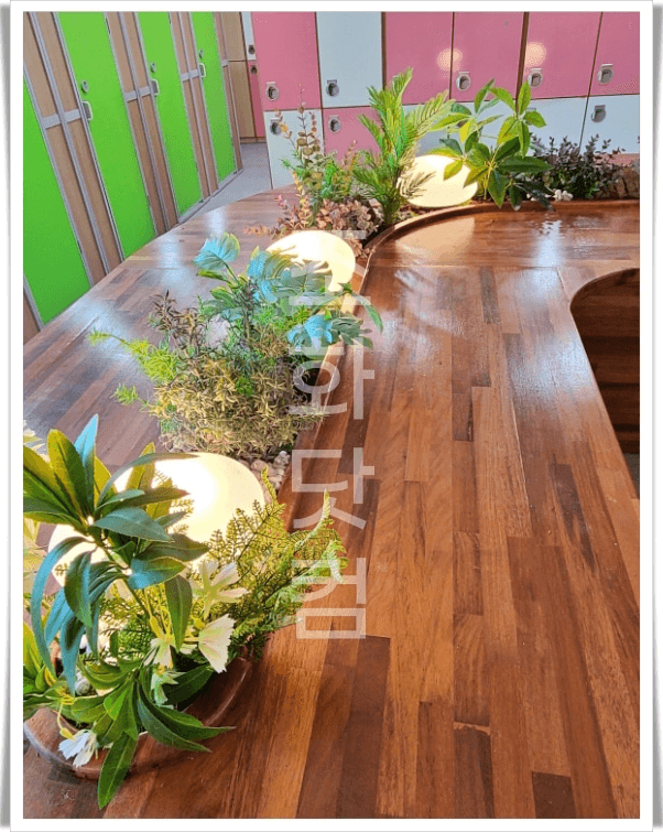 횡성 대동여자중학교 — 공용 테이블 위 플랜트박스와 둥근 조명