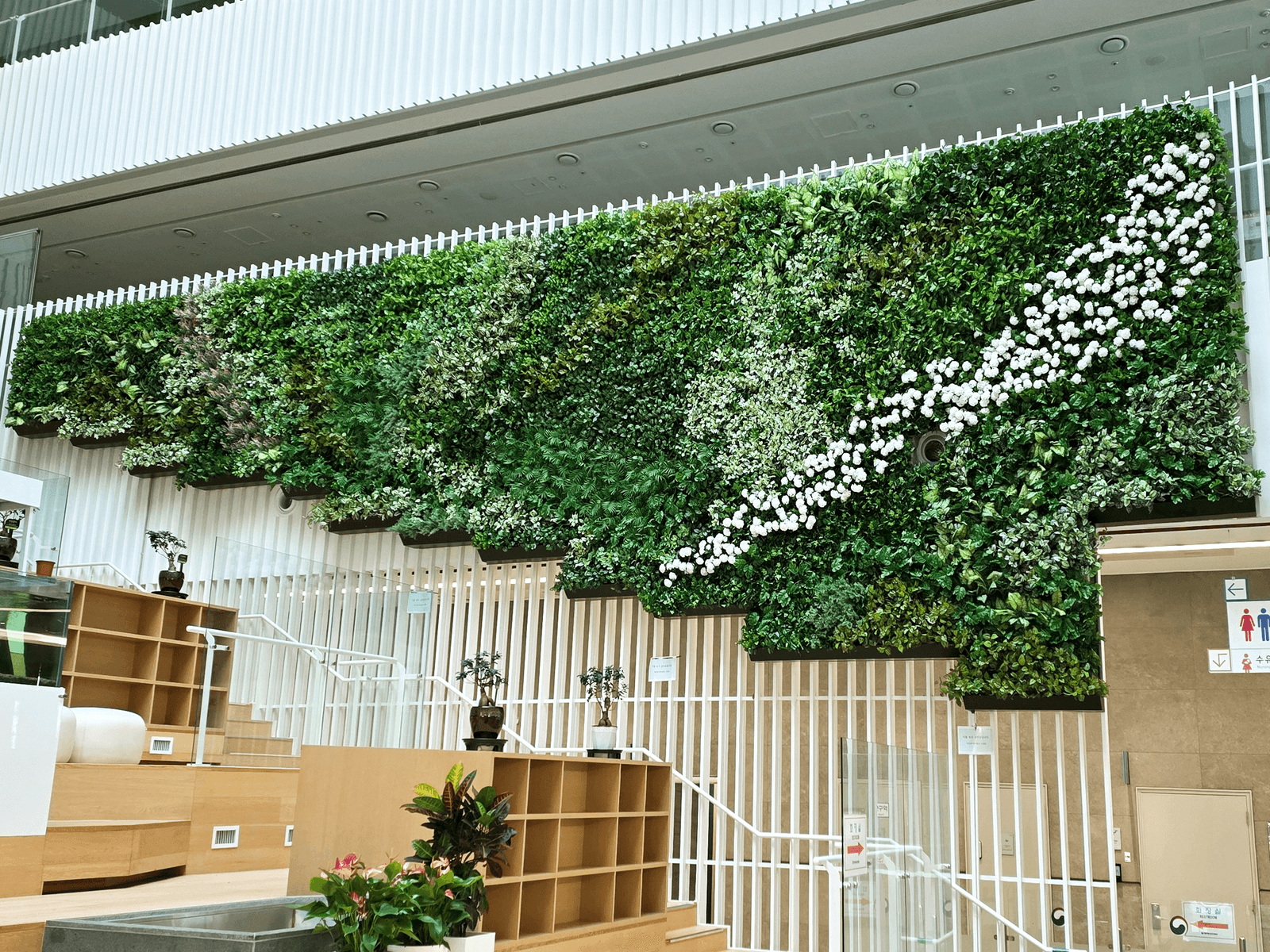 세종 정부세종청사 민원동 계단형으로 마감한 벽면녹화 전경