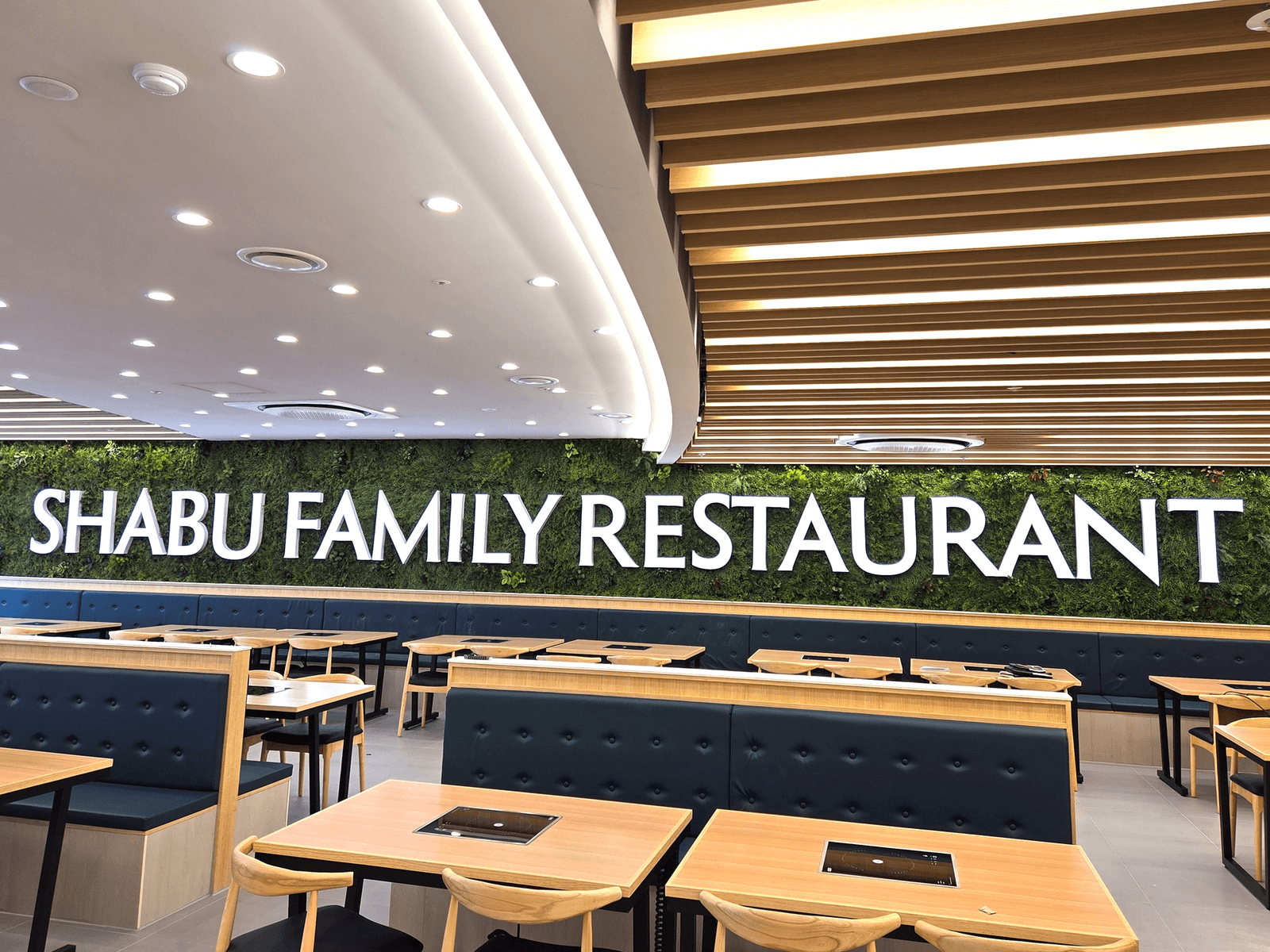 안산 샤브올데이 고잔점 — SHABU FAMILY RESTAURANT 레터링을 받치는 좌석 벽 벽면녹화