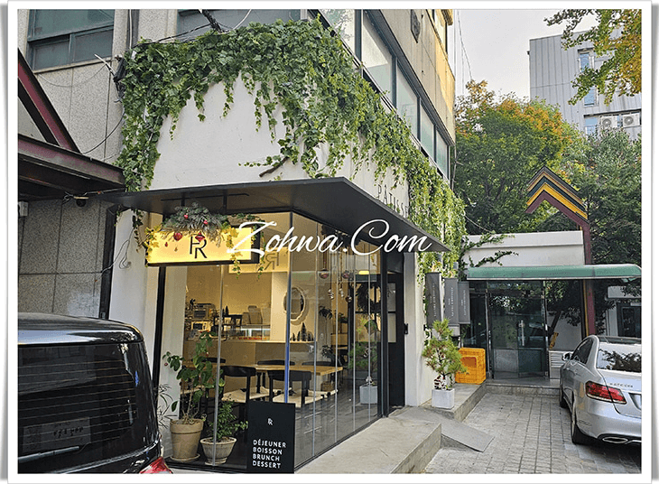 압구정 파티세리후르츠 — 간판과 넝쿨이 이어진 입구 전경