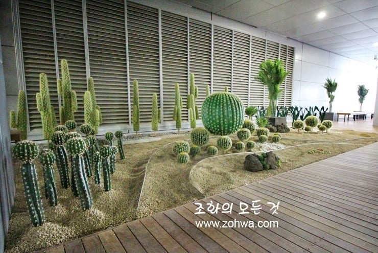 이천 SK하이닉스 수펙스센터 5층 — 조경을 이어 배치한 복도