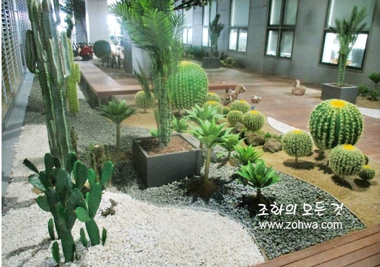 이천 SK하이닉스 수펙스센터 5층 — 자갈 위 인조 선인장정원