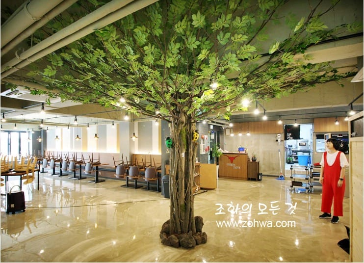 시흥 스테이크레이브 정왕점 — 홀 중심의 큰 나무