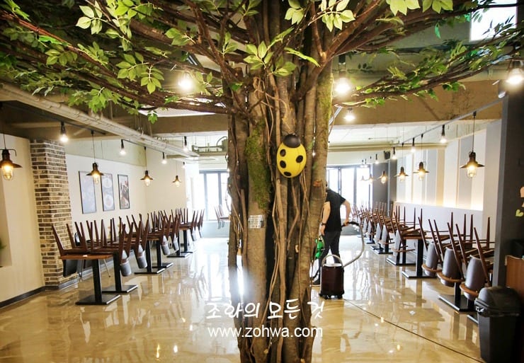 시흥 스테이크레이브 정왕점 — 큰 나무를 둔 넓은 홀