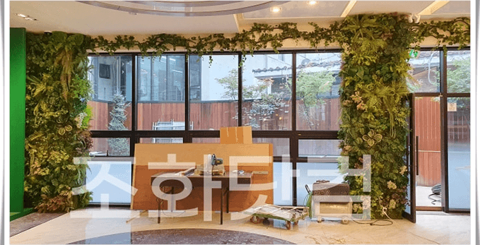 강남 명품멀티샵 — 유리창과 기둥을 타고 늘어뜨린 인조 행잉 넝쿨