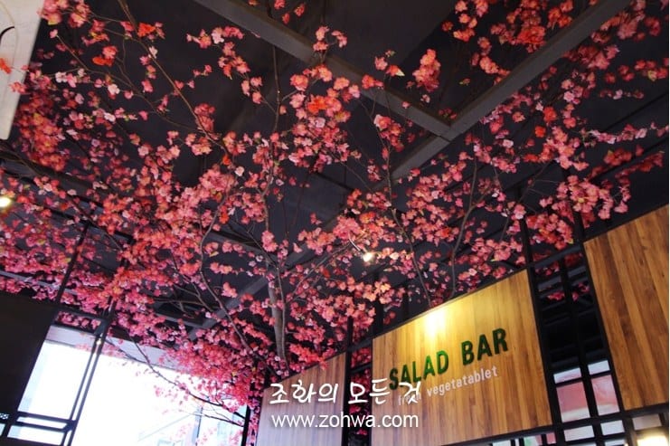당진 스시라인 초밥뷔페 — 샐러드바 구역의 매화