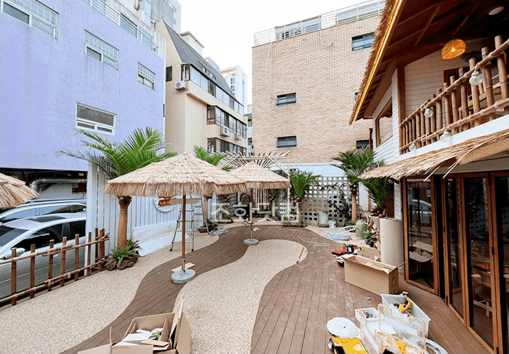 서울 에이스크랩 강남점 — 파라솔과 야자수로 꾸민 외부 테라스 좌석
