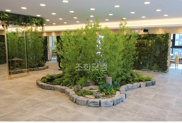 나주 조우참치 — 입구를 채운 인조 대나무 화단