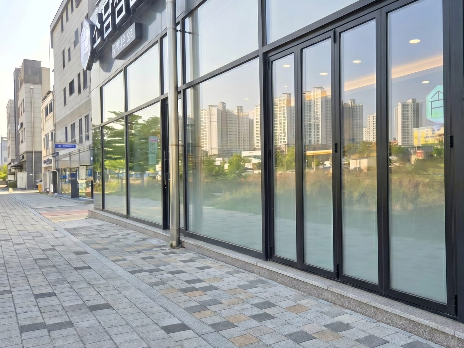 보령 소담쌈밥 시공 전 — 깔끔하지만 거리에 묻혀 있던 유리 파사드
