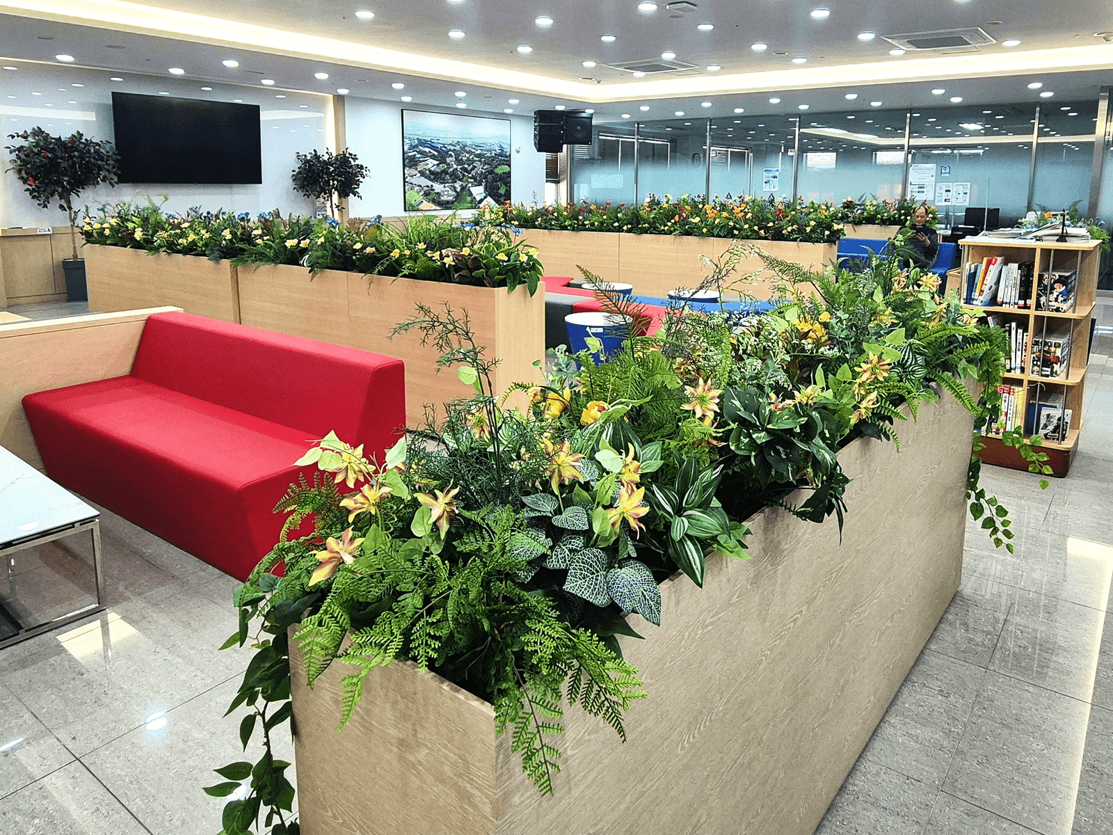 충남 천안 연암대학교 — 빨간 소파와 노랑 꽃이 텐션을 맞춘 라운지 코너