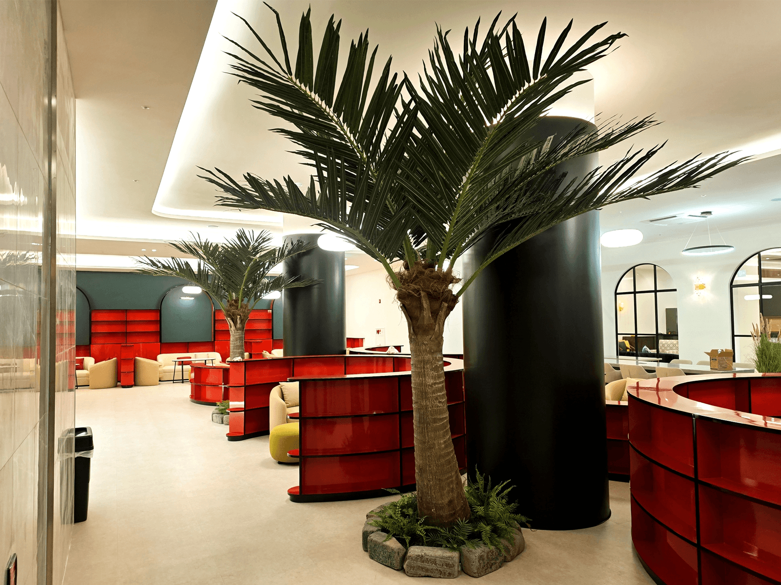 인천 웨스턴팰리스웨딩 카페 — 대기 공간을 채운 야자수 풍경