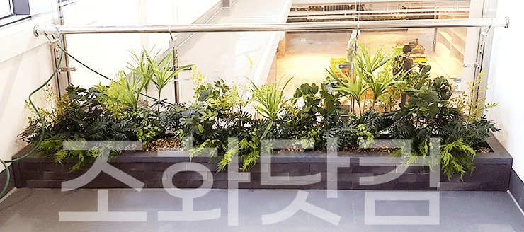 원주복합문화교육센터 — 복도를 따라 놓인 플랜트박스 화단