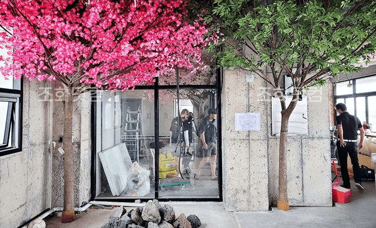 제주 우리동네포차 — 입구에 세운 인조 벚꽃나무