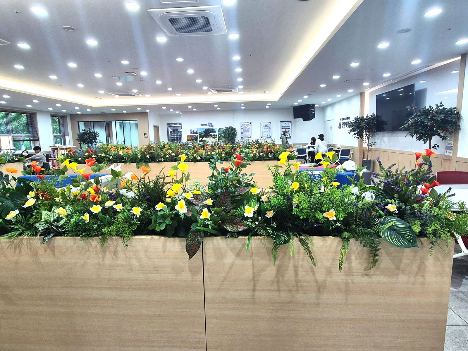 천안 연암대학교 — 튤립·칼라 등 여러 색과 종류의 인조 꽃이 풍성하게 섞인 화단 클로즈업