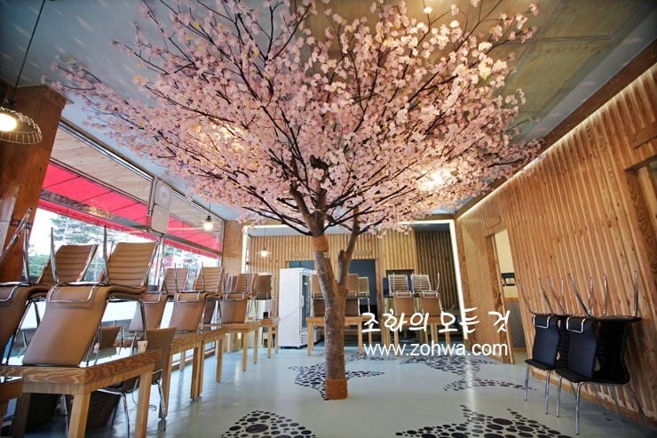 용인 윤송회수산 — 천장 높이에 맞춘 4m 인조 벚꽃나무