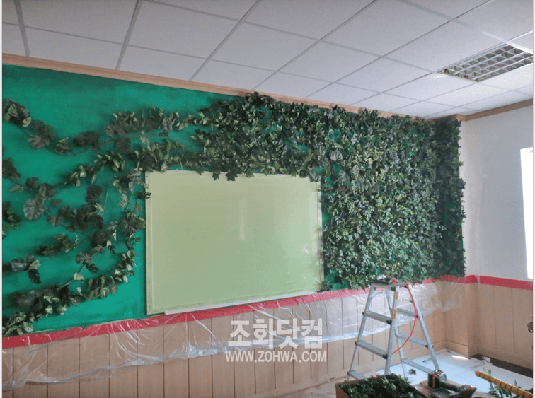 화성 유도실업 휴게실 — 게시판 둘레를 살린 벽면